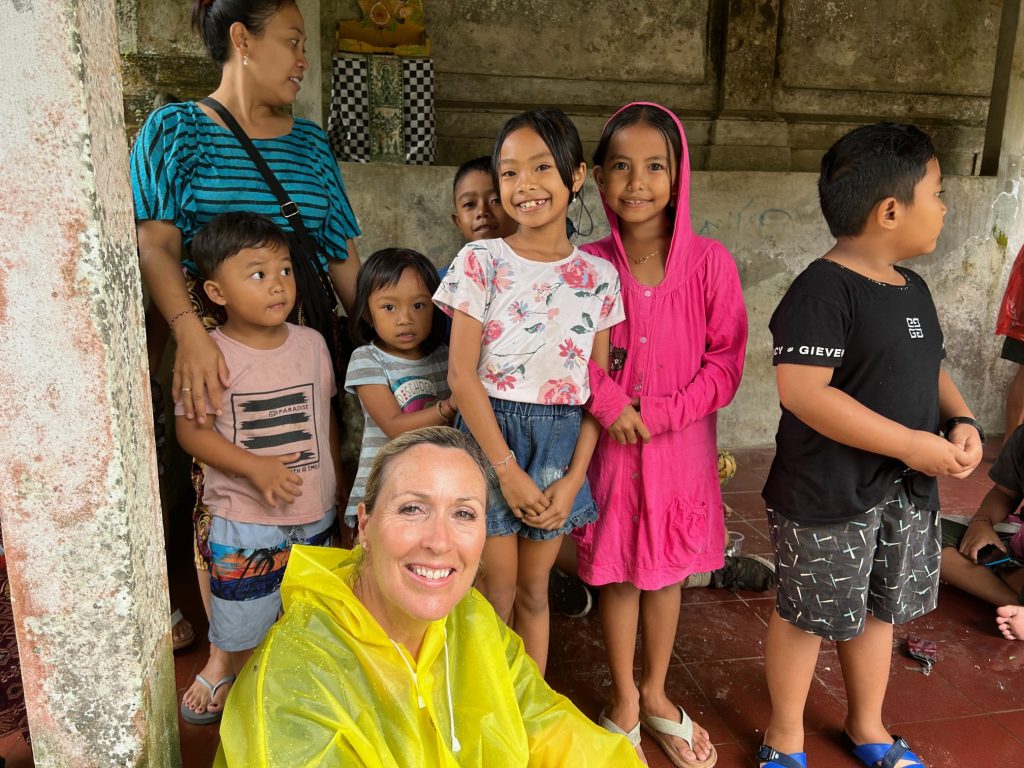 Fiona with Balinese children