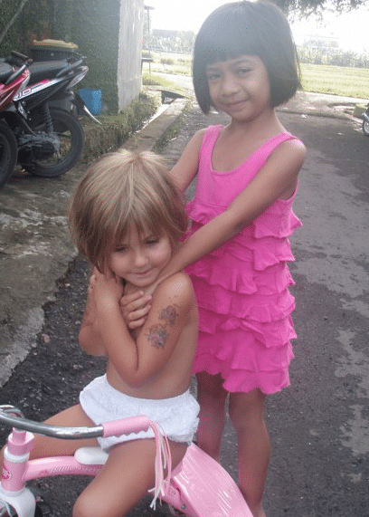Lee Anna’s young daughter, Shanti, playing with a local Balinese girl in the gang next to their villa.