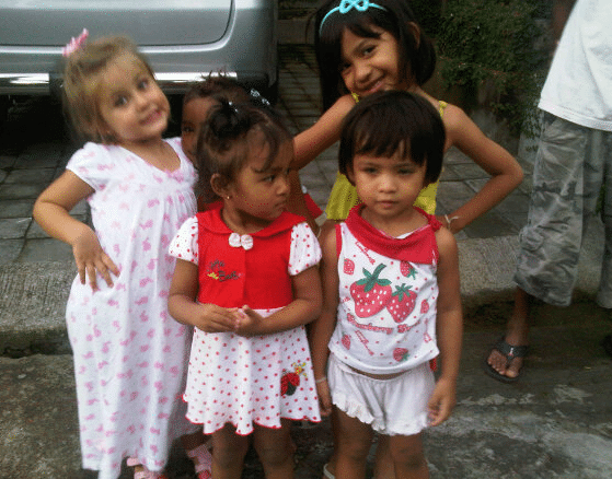 Lee Anna’s young daughter, Shanti, playing with local Balinese girls.