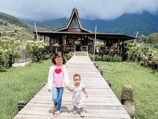 Kids visiting Bedugul Bali