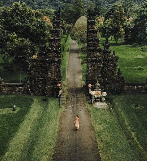 Susanne Bastings in Bali temple