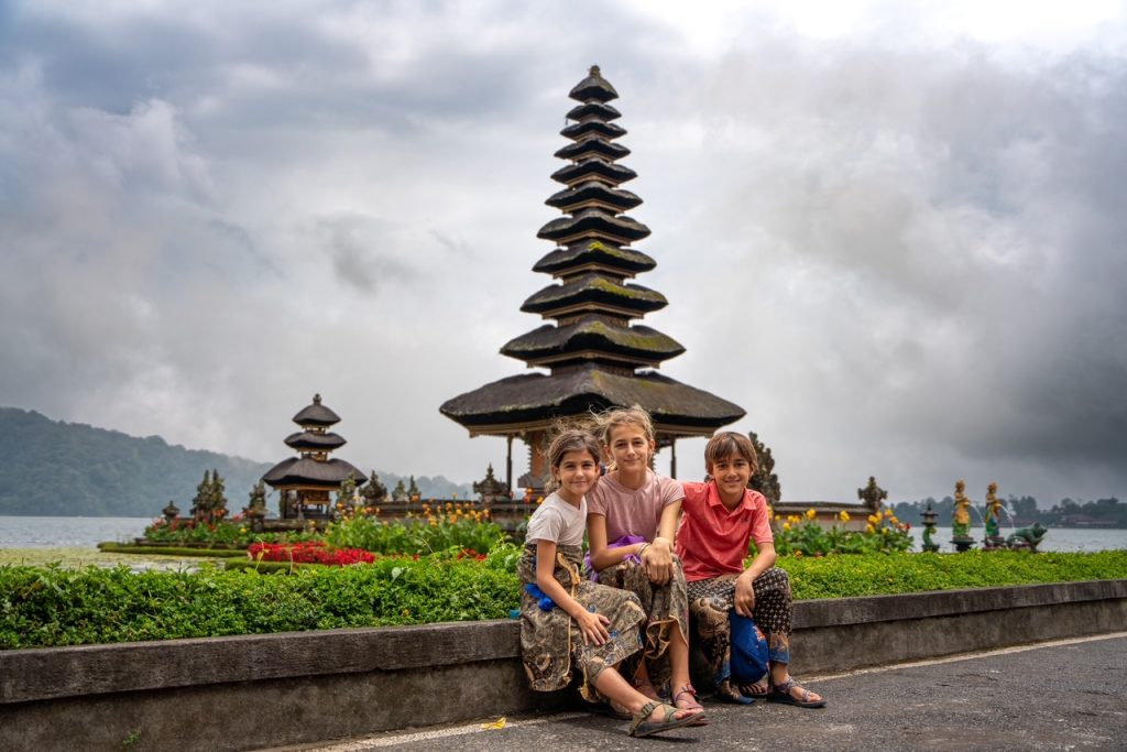 Children outside Balinese temple